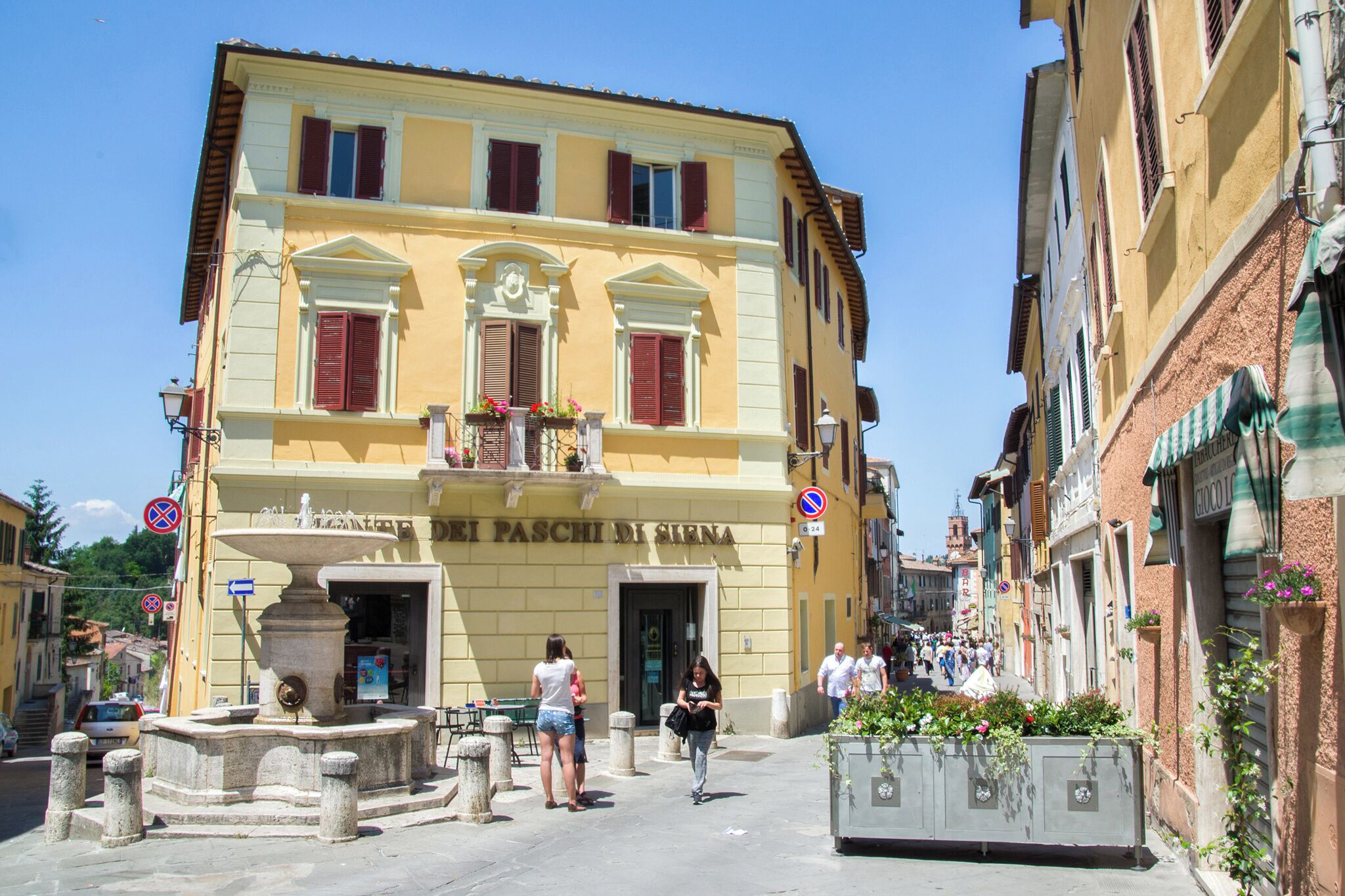 A building with a sign reading "I PASCHI DI SIENA".