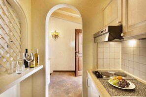 Kühlschrank, Mikrowelle, Herdplatte, Toaster