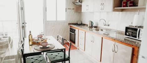 Kühlschrank, Mikrowelle, Ofen, Wasserkocher mit Kaffee-/Teezubehör