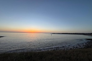 A calm body of water during sunset with a distant shoreline. - Apartment in Guidel by the Seafront (Guidel)