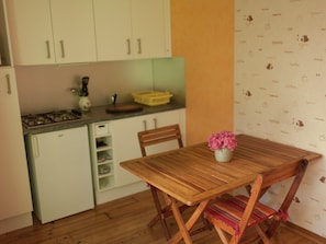 Fridge, microwave, stovetop, coffee/tea maker