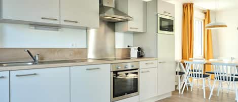 Frigorifero, microonde, forno, piano cottura
