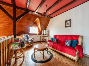 Télévision, cheminée, table de tennis de table