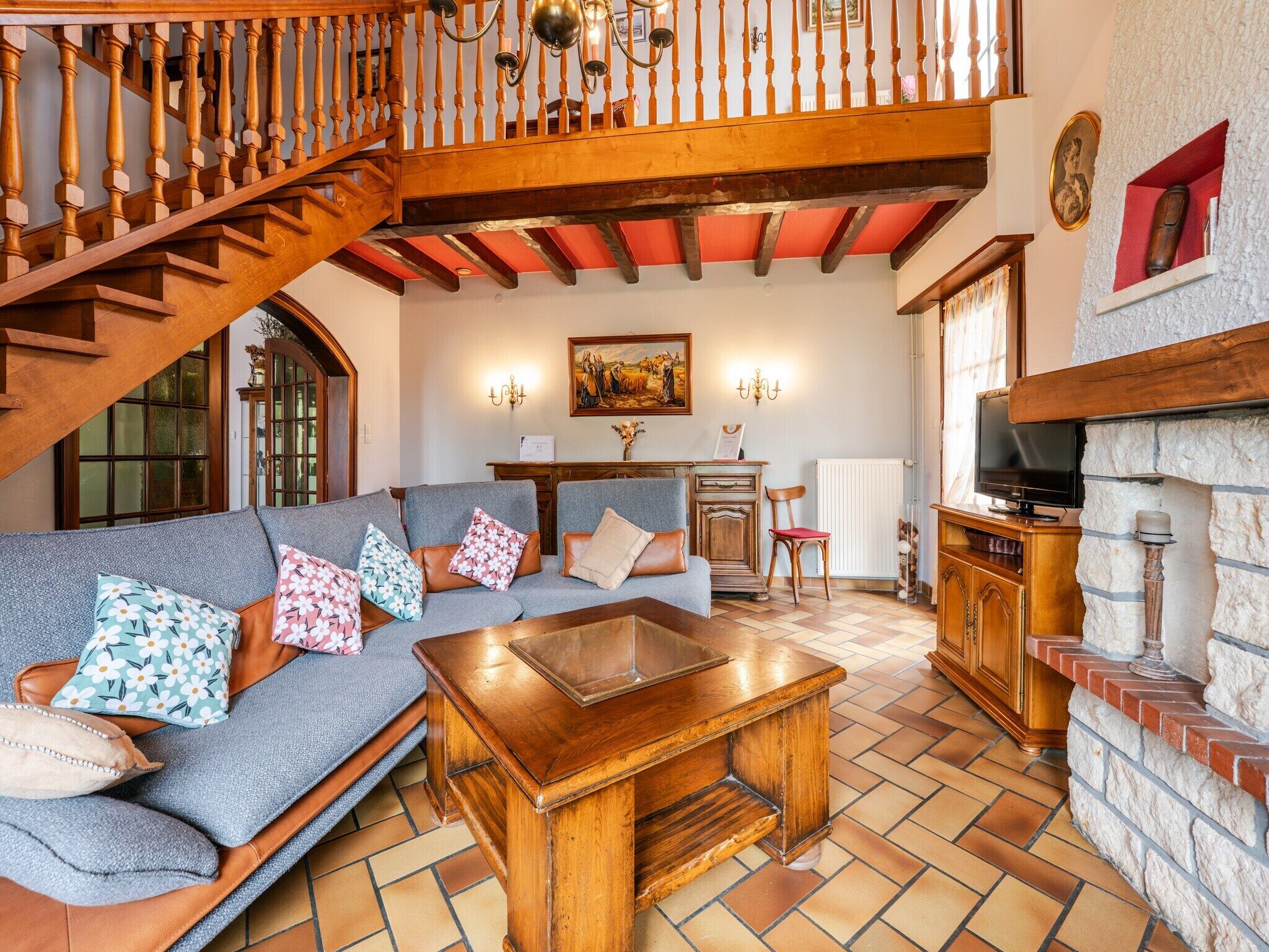 Una televisión, una chimenea, una mesa de tenis de mesa