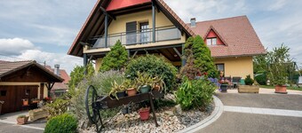 Hus i Ruederbach ved innsjøen