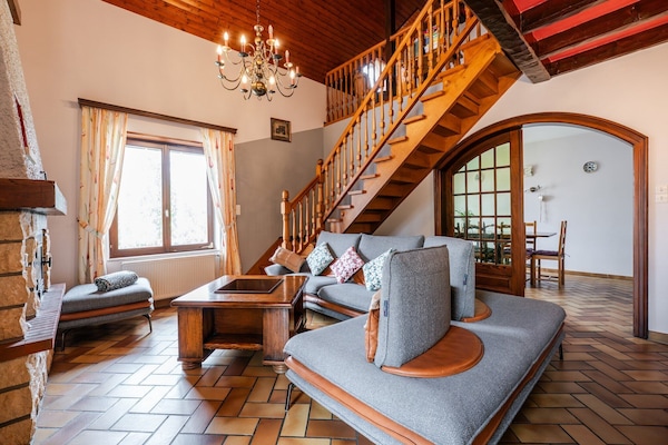 Televisie, een open haard en een tafeltennistafel