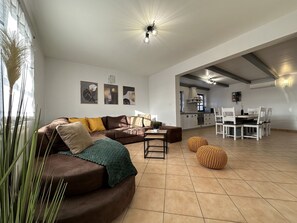 Smart-TV, Kamin, DVD-Player, Tischtennisplatte