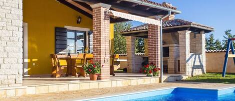 Una piscina al aire libre
