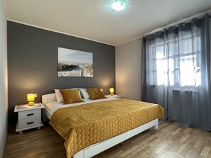 4 bedrooms, in-room safe, desk, iron/ironing board