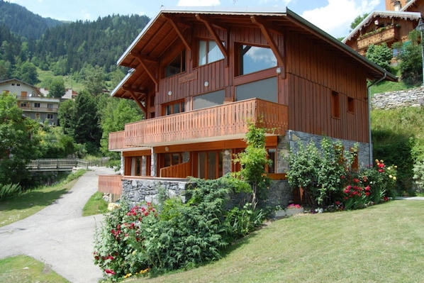 Situated in a mountainous area, this chalet offers a balcony with a pathway leading to its entrance.