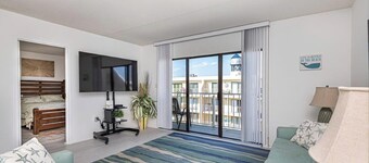 Seacret Hideout - Bayside - 1 block to beach, Seacrets and more.