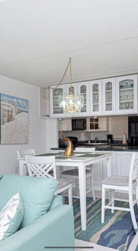 Seacret Hideout - Bayside - 1 block to beach, Seacrets and more.