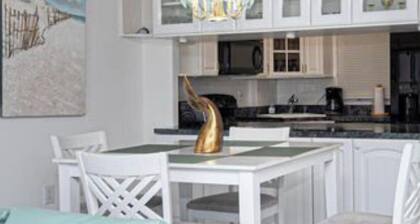 Seacret Hideout - Bayside - 1 block to beach, Seacrets and more.