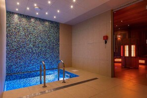 A spa area with a mosaic wall, a small pool, and a sauna entrance. - Cozy Suite on the Slopes (Bourg-Saint-Maurice)