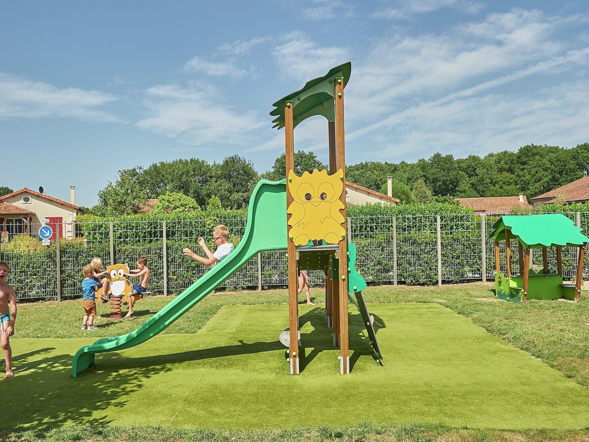 Un parque infantil con tobogán y estructuras para escalar.
