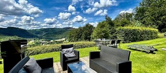 Villa i Coo med Basseng og Utsikt