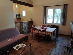 Tv, eldstad och ett bordtennisbord