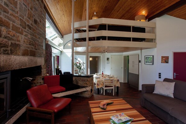 Smart TV, fireplace, DVD player