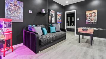 Een smart-tv, een open haard, videogames en tafelvoetbal