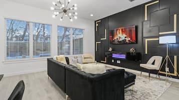 Een smart-tv, een open haard, videogames en tafelvoetbal