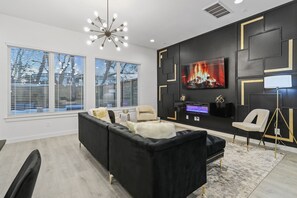 Smart TV, chimenea, videojuegos y futbolito 