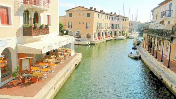 A canal with buildings on either side, featuring outdoor seating areas and a restaurant named "Pasta." - Holiday Home in Le Plan-de-la-Tour with Pool (Le Plan-De-La-Tour)