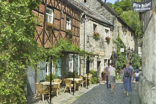 Outdoor dining - Holiday Home in Somme-Leuze with Sauna (Somme Leuze)