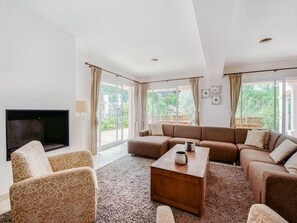 Fernseher, Kamin, DVD-Player, Tischtennisplatte