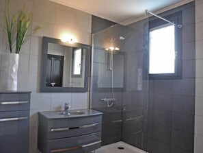Shower, towels - Villa in Fréjus with Pool near Beach (Fréjus)