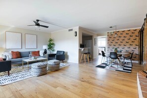 Televisión, chimenea, videojuegos y libros