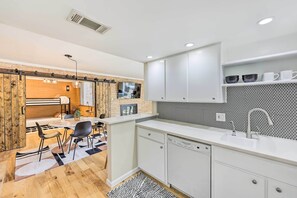 Kylskåp, mikrovågsugn, spishäll och diskmaskin