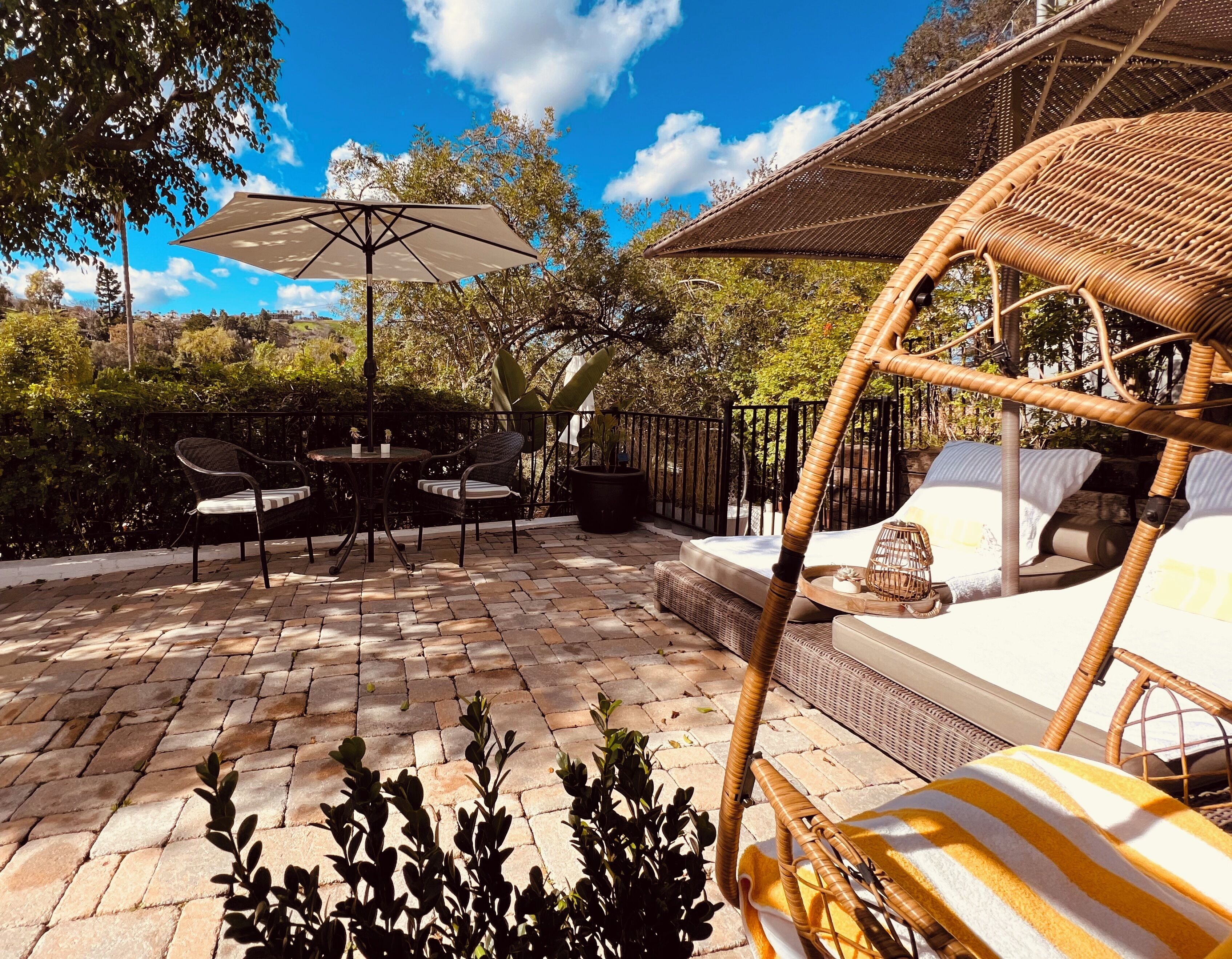 Guesthouse w Private Patio / Beautiful Views / Walk to Dining and Shopping