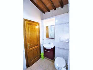 Douche, bidet, serviettes fournies