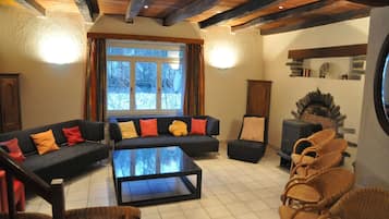 TV, lareira, DVD player, mesa de pingue-pongue