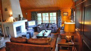 Smart TV, fireplace, DVD player, table tennis