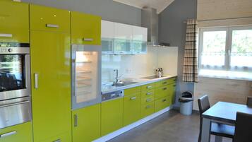 Een koelkast, een microgolfoven, een oven, een kookplaat