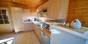 Køleskab, mikrobølgeovn, kogeplade, opvaskemaskine