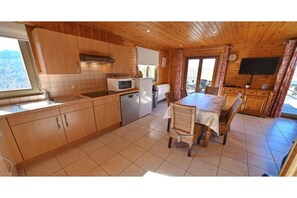 Réfrigérateur, micro-ondes, plaque de cuisson, lave-vaisselle