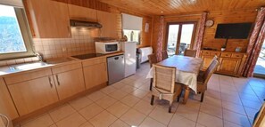 Fridge, microwave, stovetop, dishwasher - Holiday Home in Ardennes with Sauna (La Roche)