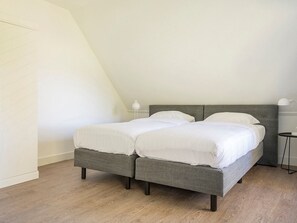 2 bedrooms, iron/ironing board, WiFi