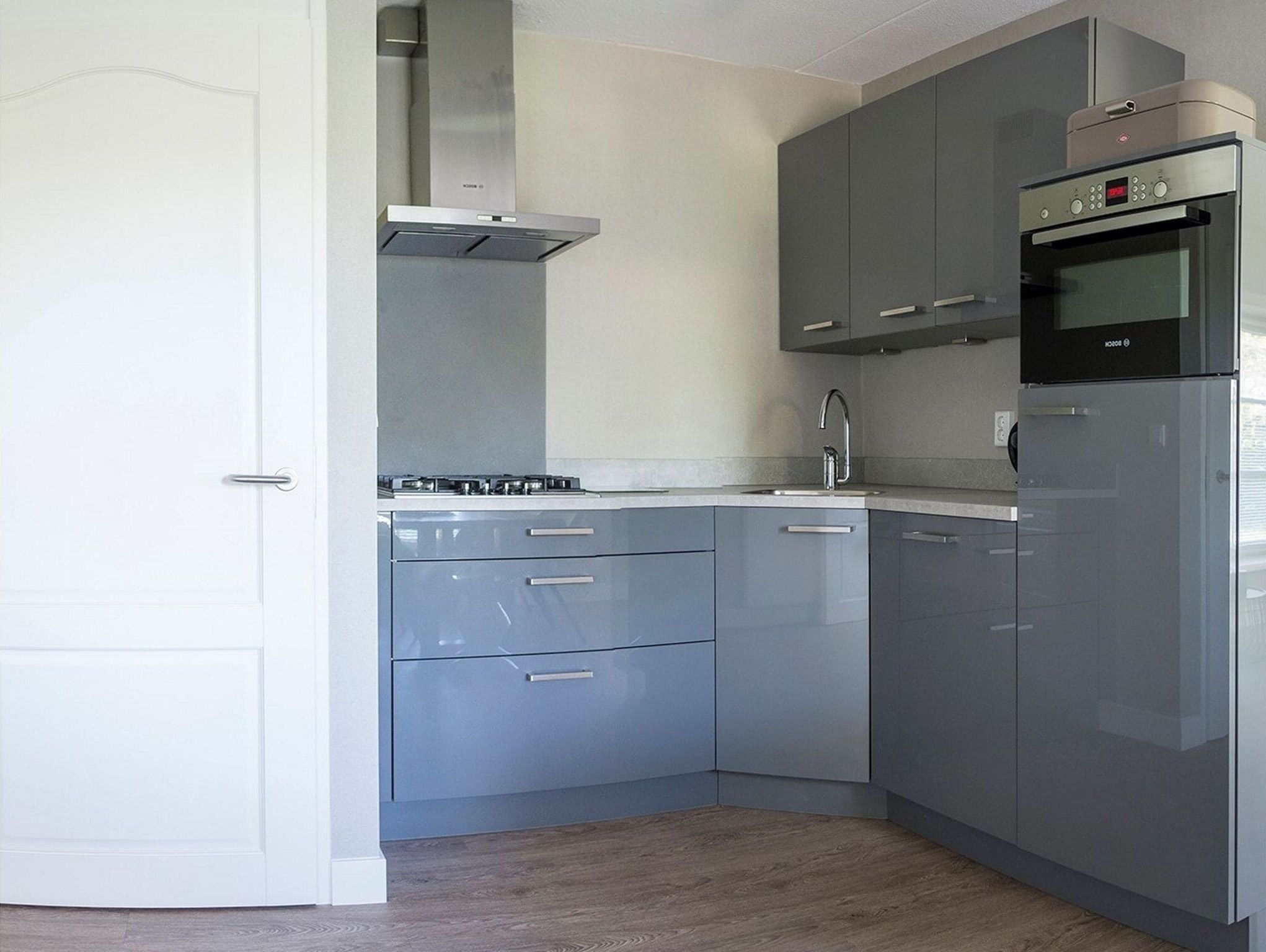 Een koelkast, een magnetron, een kookplaat, een vaatwasser