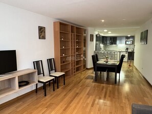 Un apartamento moderno con sala de estar, comedor y cocina.