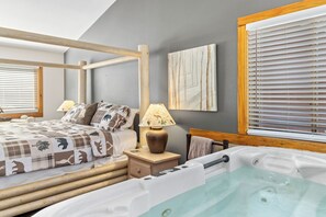 Cabaña romántica, 1 cama de matrimonio grande | Zona de estar | Televisión LED de 36 pulgadas con canales por cable, una chimenea