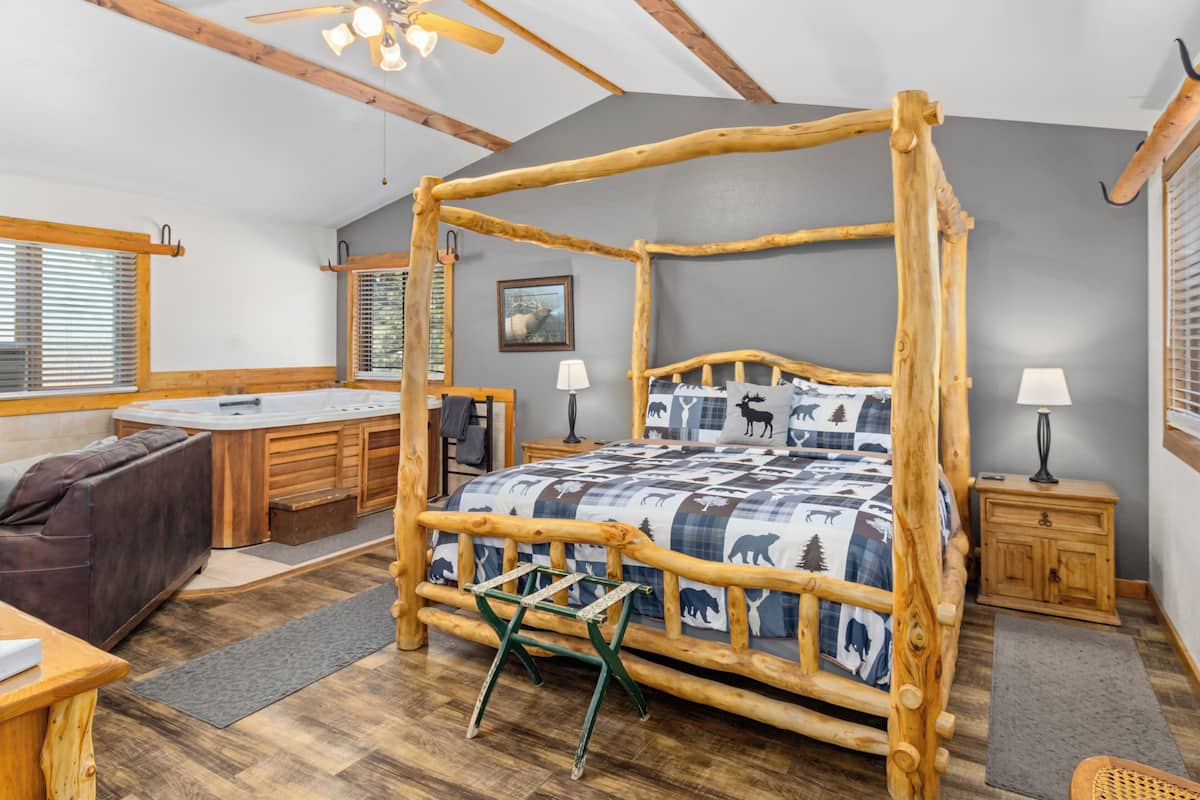Romantic Cabin, 1 King Bed | Individually decorated, individually furnished, iron/ironing board