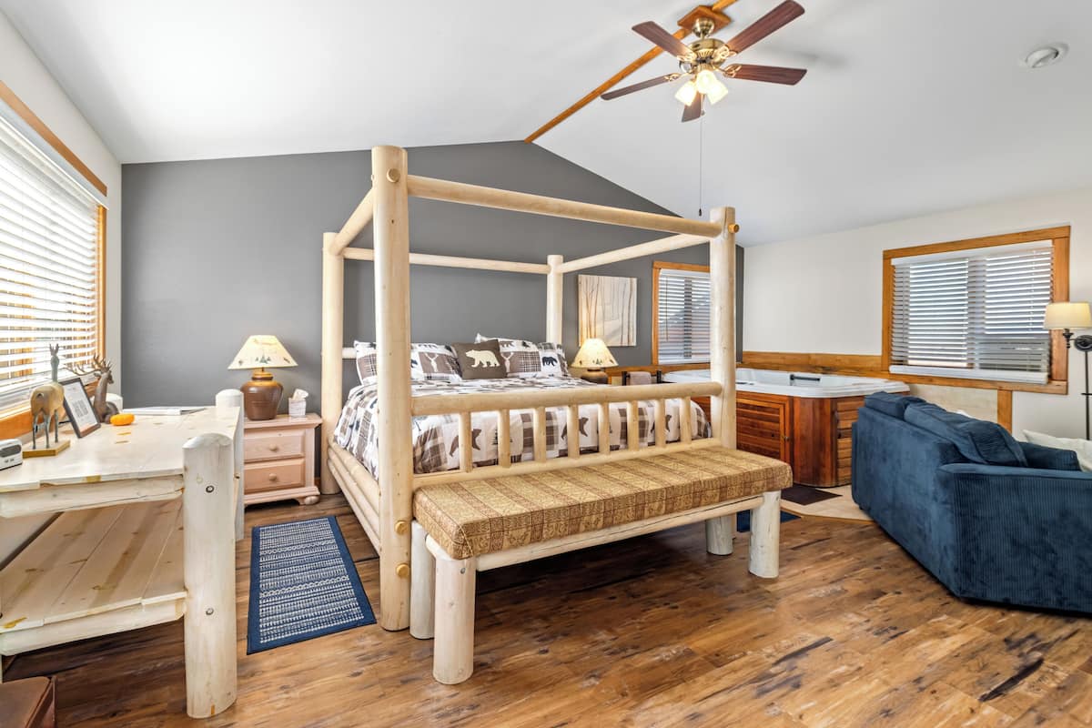 Romantic Cabin, 1 King Bed | Individually decorated, individually furnished, iron/ironing board