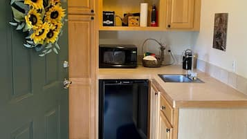 浪漫小屋 | 私人厨房 | 迷你冰箱、微波炉、茶具/咖啡用具、烤面包机