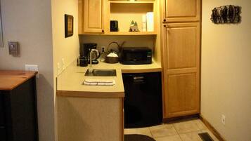 Romantic Cabin | Private kitchen | Mini-fridge, microwave, coffee/tea maker, toaster