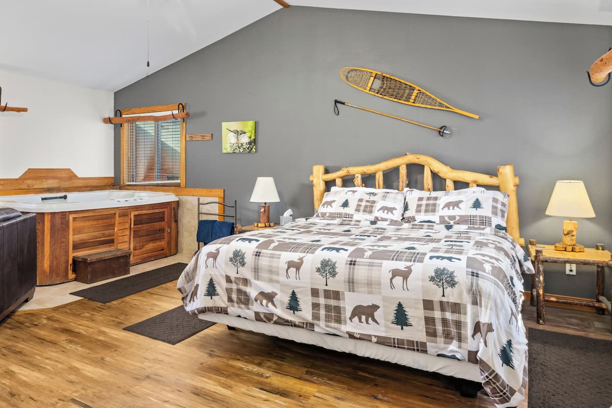 Romantic Cabin, 1 King Bed | Individually decorated, individually furnished, iron/ironing board