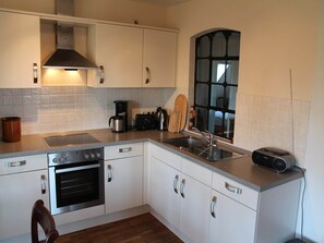 Fridge, oven, stovetop, coffee/tea maker