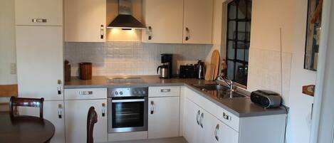 Fridge, oven, stovetop, coffee/tea maker